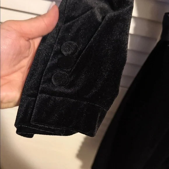 Elegant Black Velvet Robe - Picture 3 of 4